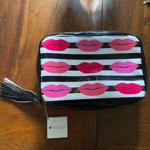 NWT makeup pouch Macy’s lips patent leather / cosmetics bag